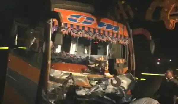 Gujarat Accident News: गुजरात के नवसारी में लग्जरी बस और एसयूवी की टक्कर में 9 लोगों की मौत, कई घायल